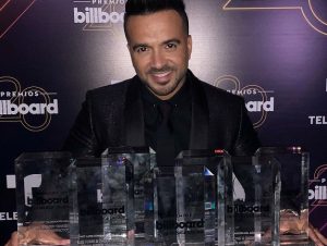 LUIS FONSI GANADOR DE 7 PREMIOS BILLBOARD