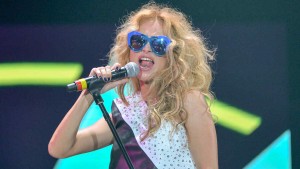 La Cantante de Pop Paulina Rubio cae en el escenario